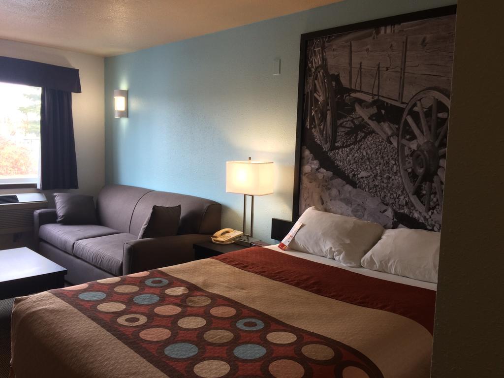 Super 8 By Wyndham Strathmore Luaran gambar