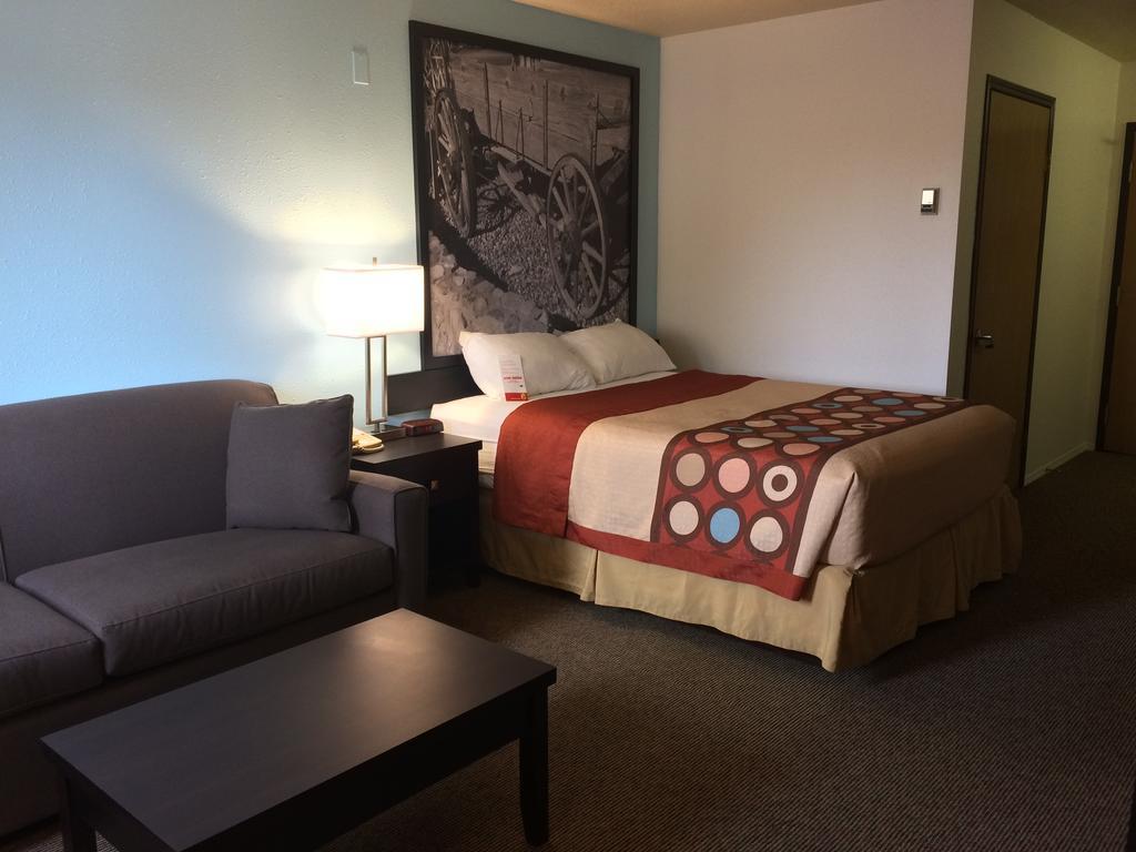 Super 8 By Wyndham Strathmore Luaran gambar