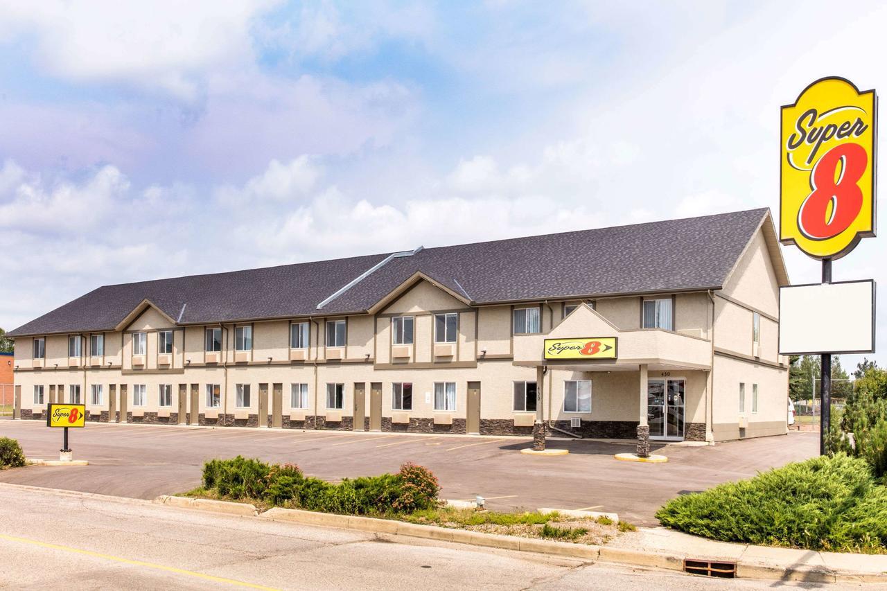 Super 8 By Wyndham Strathmore Luaran gambar