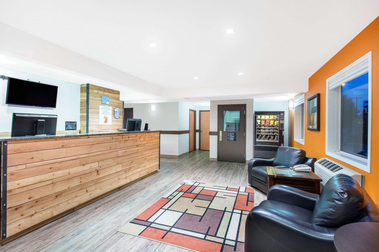 Super 8 By Wyndham Strathmore Luaran gambar