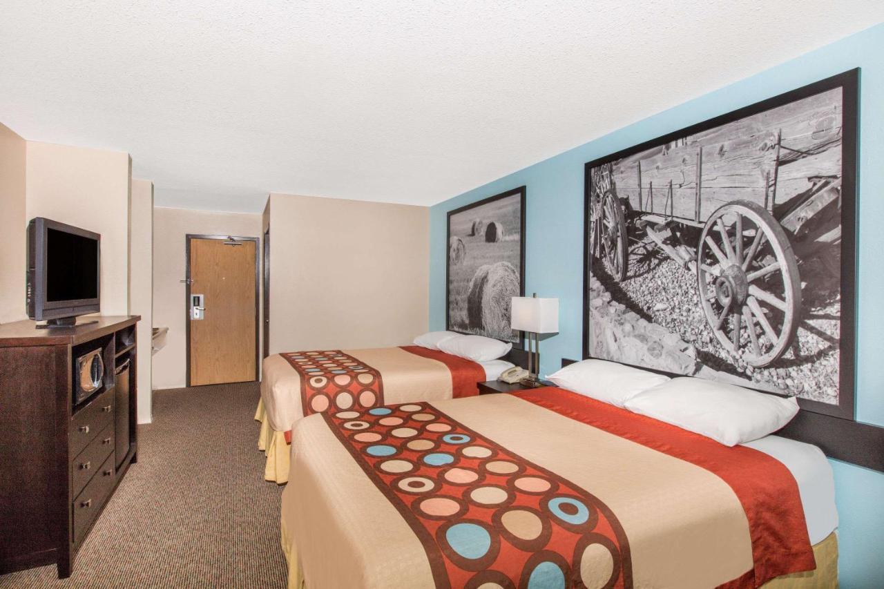 Super 8 By Wyndham Strathmore Luaran gambar