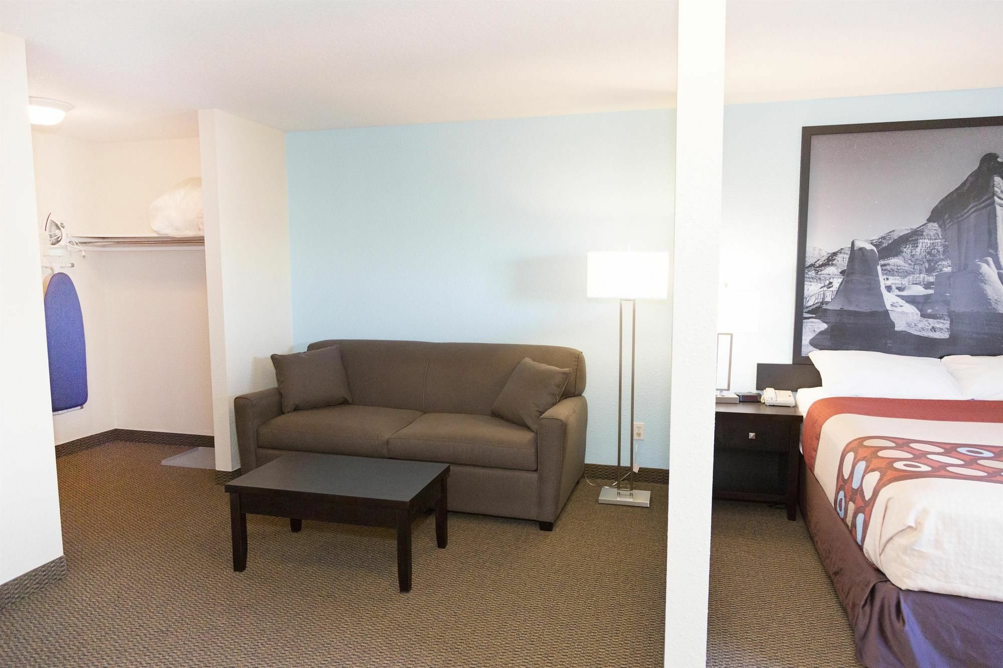 Super 8 By Wyndham Strathmore Luaran gambar