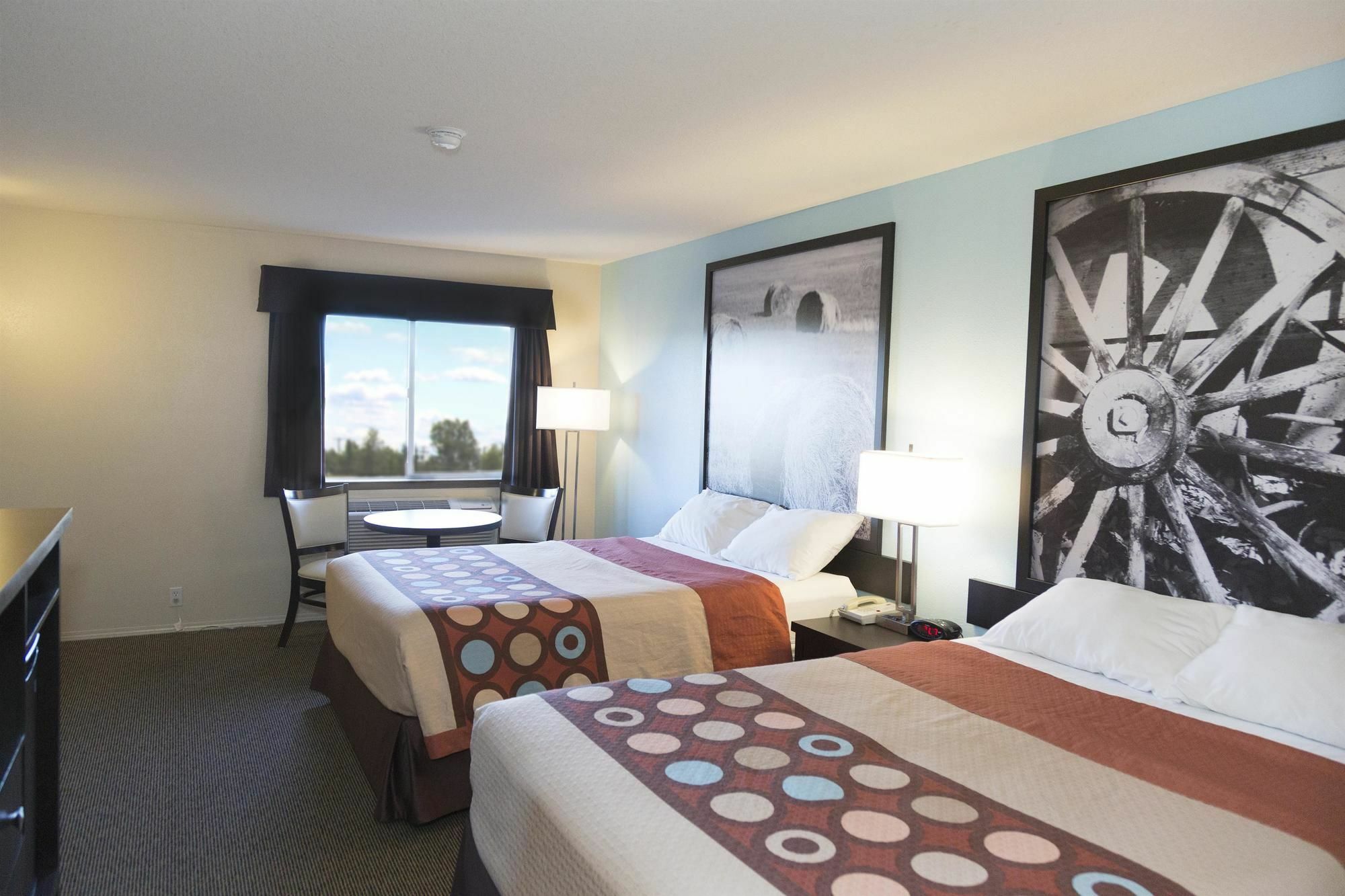Super 8 By Wyndham Strathmore Luaran gambar